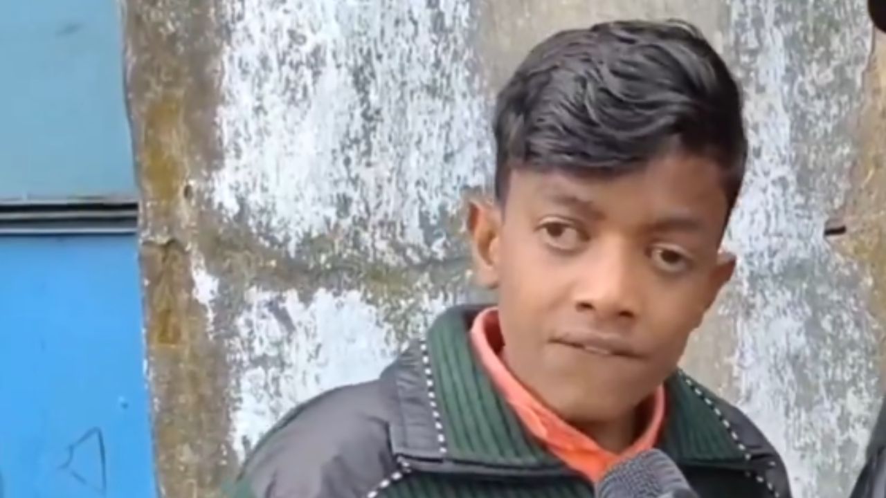Viral: ਬਿਹਾਰੀ ਮੁੰਡੇ ਨੇ ਮੂੰਹ ਨਾਲ ਵਜਾਇਆ DJ,ਲੋਕ ਬੋਲੇ- ਵਿਆਹ ਦੇ ਬੈਂਡ ਦਾ ਖਰਚਾ ਬਚ ਗਿਆ! Viral: ਬਿਹਾਰੀ ਮੁੰਡੇ ਨੇ ਮੂੰਹ ਨਾਲ ਵਜਾਇਆ DJ,ਲੋਕ ਬੋਲੇ- ਵਿਆਹ ਦੇ ਬੈਂਡ ਦਾ ਖਰਚਾ ਬਚ ਗਿਆ!