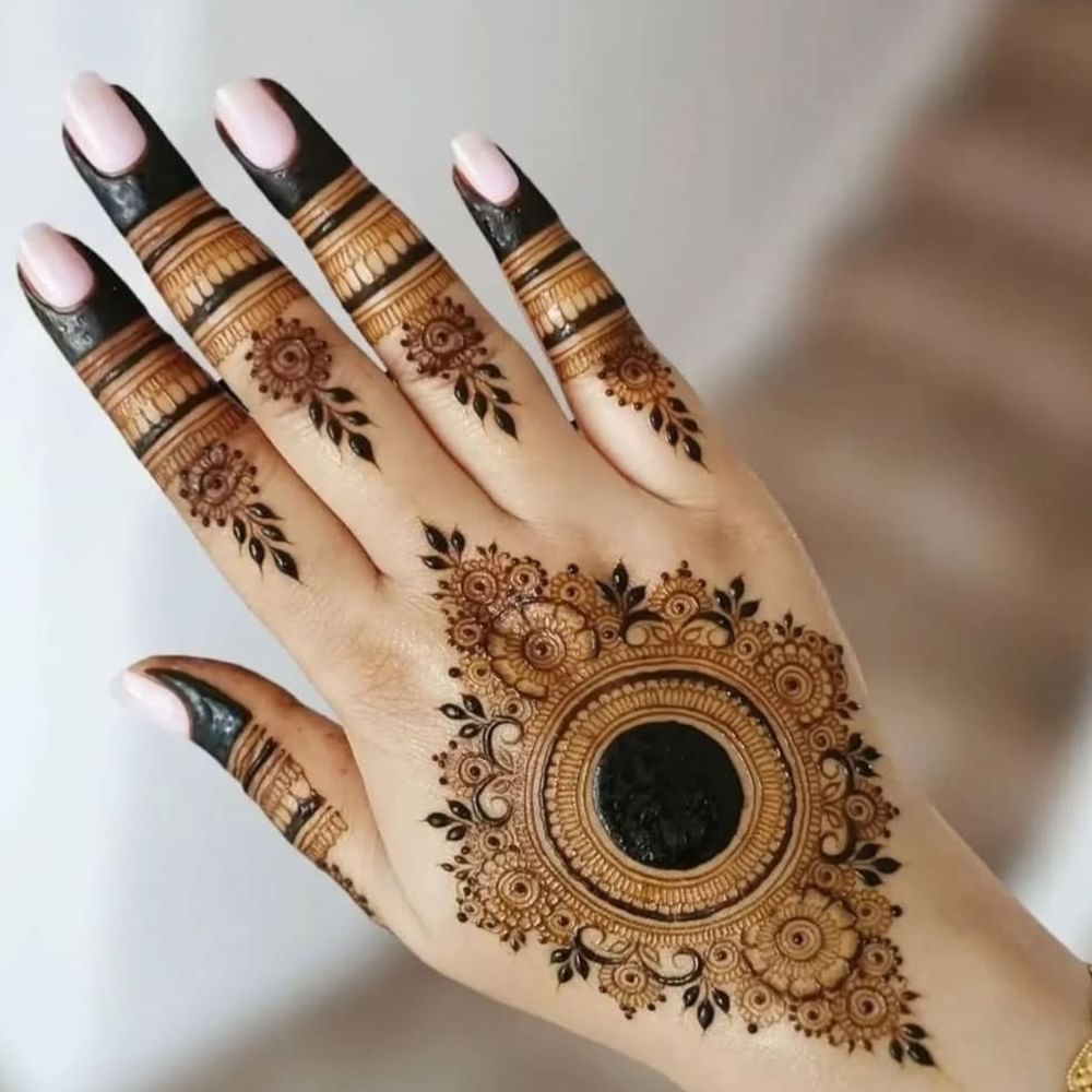 ਮੰਡਲਾ ਆਰਟ ਮਹਿੰਦੀ ਡਿਜ਼ਾਈਨ ਵੀ ਬਹੁਤ ਪਸੰਦ ਕੀਤਾ ਜਾਂਦਾ ਹੈ। ਇਹ ਬਹੁਤ ਸੁੰਦਰ ਦਿਖਾਈ ਦਿੰਦਾ ਹੈ ਅਤੇ ਲਗਾਉਣਾ ਬਹੁਤ ਆਸਾਨ ਹੈ। ਤੁਸੀਂ ਇਸਨੂੰ ਪਿਛਲੇ ਅਤੇ ਅਗਲੇ ਦੋਵਾਂ ਪਾਸੇ ਬਣਾ ਸਕਦੇ ਹੋ ਅਤੇ ਹੱਥਾਂ ਨੂੰ ਇੱਕ ਸੁੰਦਰ ਦਿੱਖ ਦੇ ਸਕਦੇ ਹੋ। ਇਹ ਮਹਿੰਦੀ ਡਿਜ਼ਾਈਨ ਸਿੰਪਲ ਹੋਣ ਦੇ ਨਾਲ-ਨਾਲ ਸ਼ਾਨਦਾਰ ਵੀ ਲੱਗਦਾ ਹੈ।