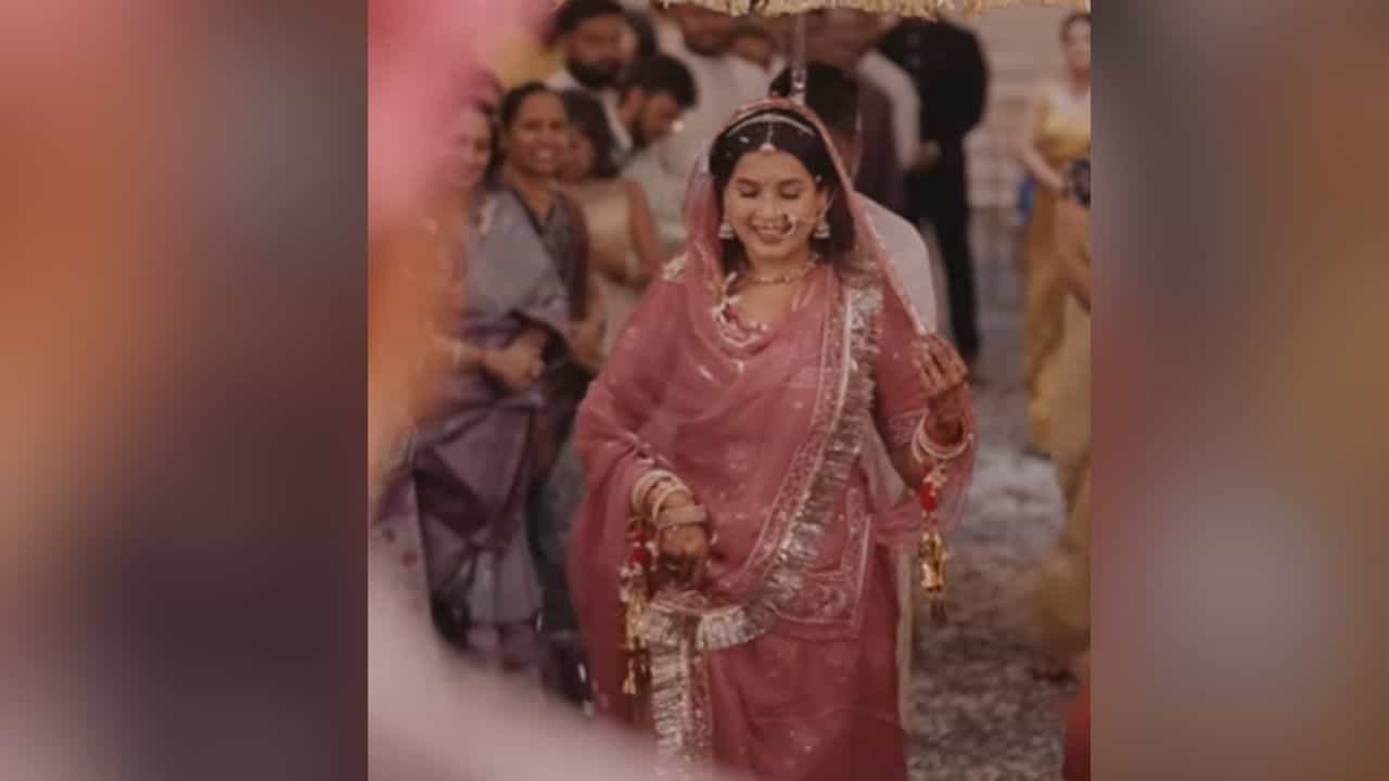 ਇਸ ਦਿਨ ਲਈ ਤਾਂ ਸੰਘਰਸ਼ ਕੀਤਾ ਸੀ... ਲਾੜੀ ਦੀ ਡਾਂਸ ਐਂਟਰੀ ਦੇਖ ਰੋ ਪਿਆ ਲਾੜਾ, ਲੋਕ ਬੋਲੇ - ਪਿਆਰ ਦੀ ਜਿੱਤ ਹੋਈ!