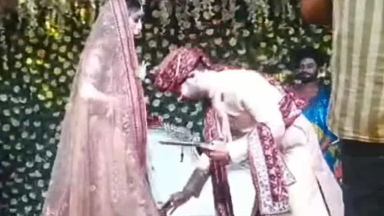 ਲਾੜੇ ਨੇ ਲਾੜੀ ਦੀ ਉਤਾਰੀ ਨਜ਼ਰ ਫਿਰ ਲਾਏ ਪੈਰੀ ਹੱਥ, VIDEO ਦੇਖ ਲੋਕ ਕਰ ਰਹੇ ਤਾਰੀਫ਼