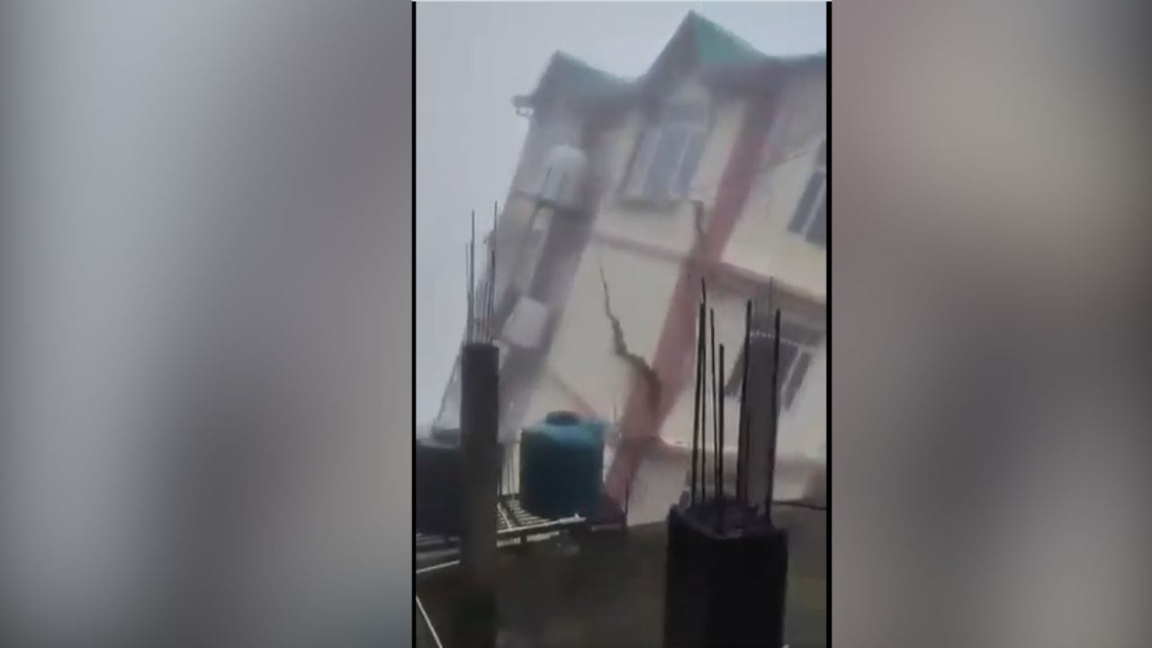 Himachal Landslide:  ਸ਼ਿਮਲਾ 'ਤੇ ਕੁਦਰਤ ਦਾ ਕਹਿਰ, ਤਿੰਨ ਸਕਿੰਟਾਂ 'ਚ ਢਹਿ ਗਈ 5 ਮੰਜ਼ਿਲਾ ਇਮਾਰਤ, ਦੇਖੋ ਵੀਡੀਓ!