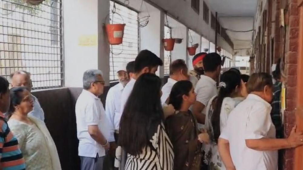 ਲੁਧਿਆਣਾ ਪੱਛਮੀ ਜ਼ਿਮਨੀ ਚੋਣ ਵਿੱਚ ਕੁੱਲ 1,75,469 ਵੋਟਰ ਹਨ, ਜਿਨ੍ਹਾਂ ਵਿੱਚ 90,088 ਪੁਰਸ਼, 85,371 ਔਰਤਾਂ ਅਤੇ 10 ਤੀਜੇ ਲਿੰਗ ਸ਼ਾਮਲ ਹਨ। ਇਨ੍ਹਾਂ ਲਈ ਕੁੱਲ 194 ਪੋਲਿੰਗ ਸਟੇਸ਼ਨ ਬਣਾਏ ਗਏ ਹਨ।