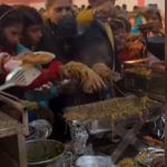 Viral: ਵਿਆਹ ਵਿੱਚ ਚਾਉਮੀਨ ਦਾ ਸਟਾਲ ਦੇਖ ਇੰਝ ਟੁੱਟੇ ਮਹਿਮਾਨ, ਜਿਵੇਂ ਜਨਮਾਂ ਤੋਂ ਨਾ ਮਿਲਿਆ ਹੋਵੇ ਖਾਣਾ Viral: ਵਿਆਹ ਵਿੱਚ ਚਾਉਮੀਨ ਦਾ ਸਟਾਲ ਦੇਖ ਇੰਝ ਟੁੱਟੇ ਮਹਿਮਾਨ, ਜਿਵੇਂ ਜਨਮਾਂ ਤੋਂ ਨਾ ਮਿਲਿਆ ਹੋਵੇ ਖਾਣਾ