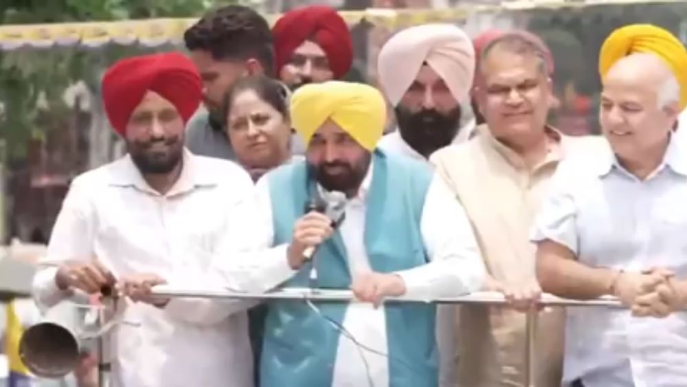 ਰੋਡ ਸ਼ੋਅ ਦੌਰਾਨ ਉਨ੍ਹਾਂ ਦੇ ਨਾਲ ਪੰਜਾਬ ਆਮ ਆਦਮੀ ਪਾਰਟੀ ਦੇ ਇੰਚਾਰਜ ਮਨੀਸ਼ ਸਿਸੋਦੀਆ, AAP ਪੰਜਾਬ ਪ੍ਰਧਾਨ ਅਮਨ ਅਰੋੜਾ, ਕਾਰਜਕਾਰੀ ਪ੍ਰਧਾਨ ਅਮਨਸ਼ੇਰ ਸਿੰਘ ਸ਼ੈਰੀ ਕਲਸੀ ਸਣੇ ਪਾਰਟੀ ਦੇ ਹੋਰ ਵਿਧਾਇਕ ਵੀ ਨਜ਼ਰ ਆਏ।
