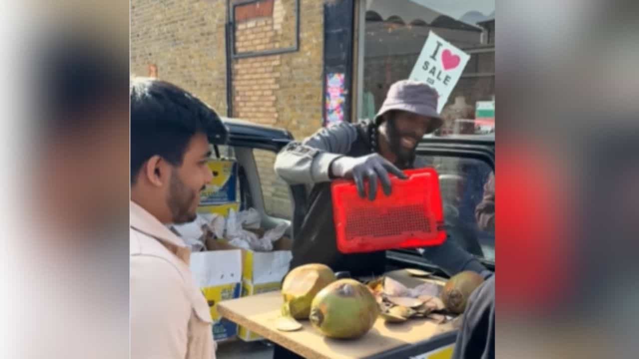 Viral video: ਲੰਡਨ ਦੀਆਂ ਸੜਕਾਂ ਤੇ ਹਿੰਦੀ ਚ ਹੌਕੇ ਮਾਰ ਕੇ ਬਲੈਕ ਸ਼ਖਸ ਨੇ ਵੇਚਿਆ ਨਾਰੀਅਲ ਪਾਣੀ, ਹੈਰਾਨ ਰਹਿ ਗਈ ਜਨਤਾ