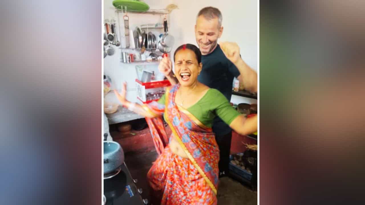 Viral Video: ਦੇਸੀ ਪਤਨੀ ਨੇ ਵਿਦੇਸ਼ੀ ਪਤੀ ਨਾਲ ਕੁਮਾਰ ਸਾਨੂ ਦੇ ਗਾਣੇ ਤੇ ਕੀਤਾ ਸ਼ਾਨਦਾਰ ਡਾਂਸ, ਕੈਮਿਸਟਰੀ ਨੇ ਜਿੱਤਿਆ ਦਿਲ