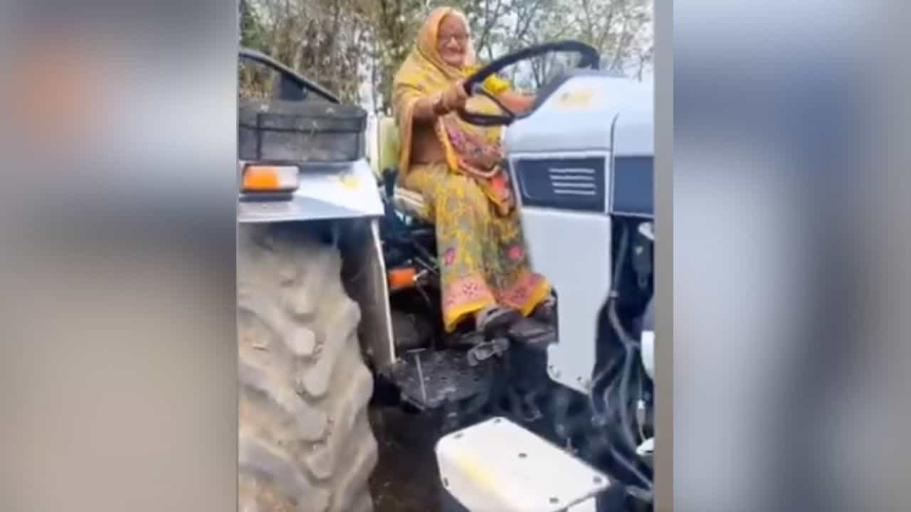 Viral: ਬਜ਼ੁਰਗ ਔਰਤ ਨੇ ਚਲਾਇਆ ਟਰੈਕਟਰ, ਵਾਹਿਆ ਖੇਤ...VIDEO ਦੇਖ ਦੰਗ ਰਹਿ ਗਏ ਲੋਕ Viral: ਬਜ਼ੁਰਗ ਔਰਤ ਨੇ ਚਲਾਇਆ ਟਰੈਕਟਰ, ਵਾਹਿਆ ਖੇਤ...VIDEO ਦੇਖ ਦੰਗ ਰਹਿ ਗਏ ਲੋਕ