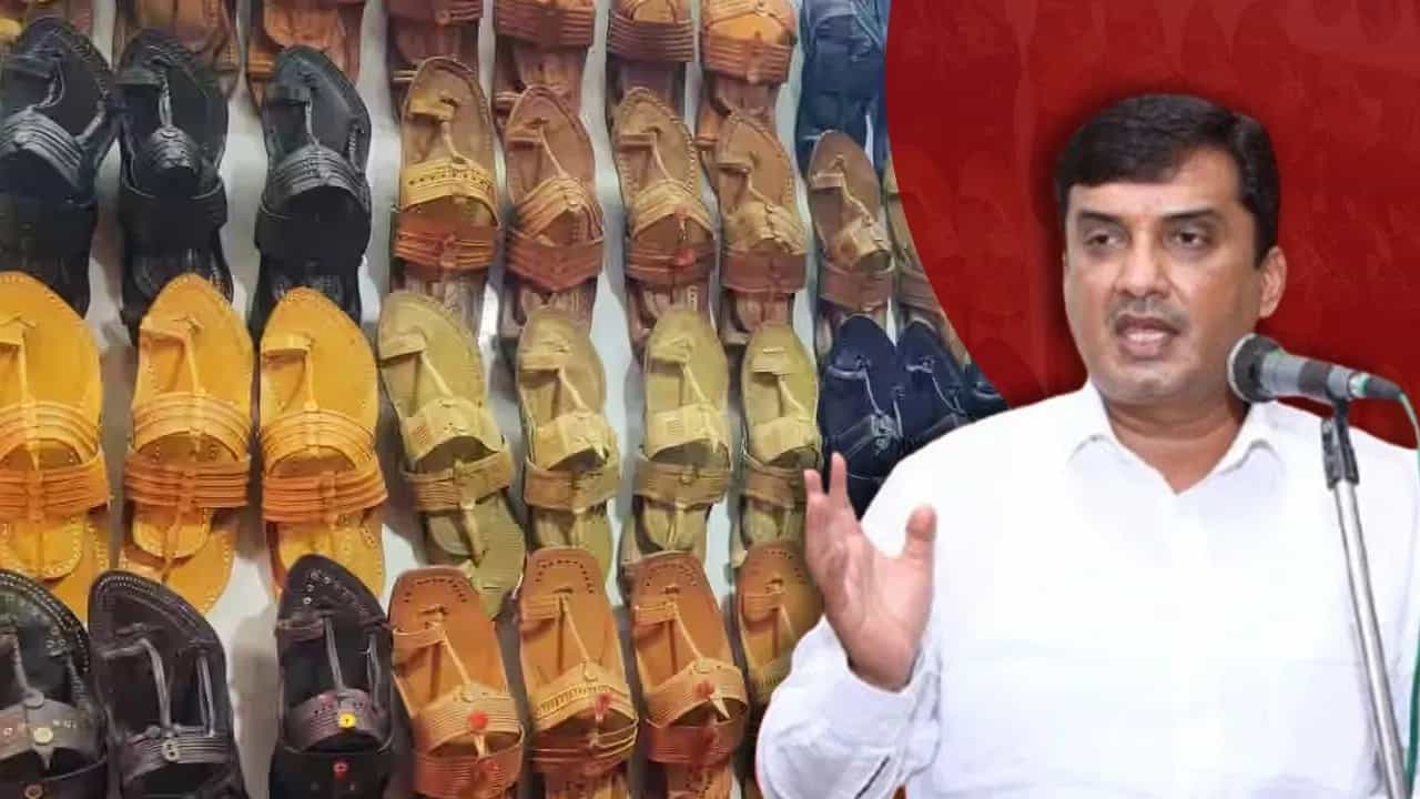 Viral: ਇਟਾਲੀਅਨ ਕੰਪਨੀ PRADA ਨੇ ਚੋਰੀ ਕੀਤੇ ਕੋਲ੍ਹਾਪੁਰੀ ਚੱਪਲ ਦੇ ਡਿਜ਼ਾਇਨ, 500 ਦੀ ਚੱਪਲ ਦੇ ਕਮਾਏ 1.20 ਲੱਖ ਰੁਪਏ Viral: ਇਟਾਲੀਅਨ ਕੰਪਨੀ PRADA ਨੇ ਚੋਰੀ ਕੀਤੇ ਕੋਲ੍ਹਾਪੁਰੀ ਚੱਪਲ ਦੇ ਡਿਜ਼ਾਇਨ, 500 ਦੀ ਚੱਪਲ ਦੇ ਕਮਾਏ 1.20 ਲੱਖ ਰੁਪਏ