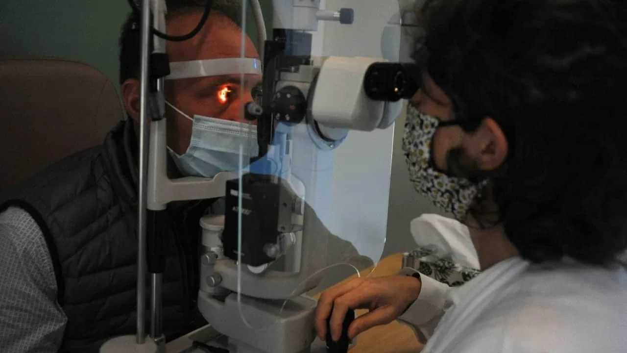 ਮੌਨਸੂਨ ਵਿੱਚ ਅੱਖਾਂ ਦਾ ਇਨਫੈਕਸ਼ਨ ਕਿਉਂ ਵਧਦਾ ਹੈ? ਜਾਣੋ ਡਾਕਟਰ ਤੋਂ ਬਚਾਅ ਲਈ 5 ਆਸਾਨ ਟਿਪਸ ਮੌਨਸੂਨ ਵਿੱਚ ਅੱਖਾਂ ਦਾ ਇਨਫੈਕਸ਼ਨ ਕਿਉਂ ਵਧਦਾ ਹੈ? ਜਾਣੋ ਡਾਕਟਰ ਤੋਂ ਬਚਾਅ ਲਈ 5 ਆਸਾਨ ਟਿਪਸ