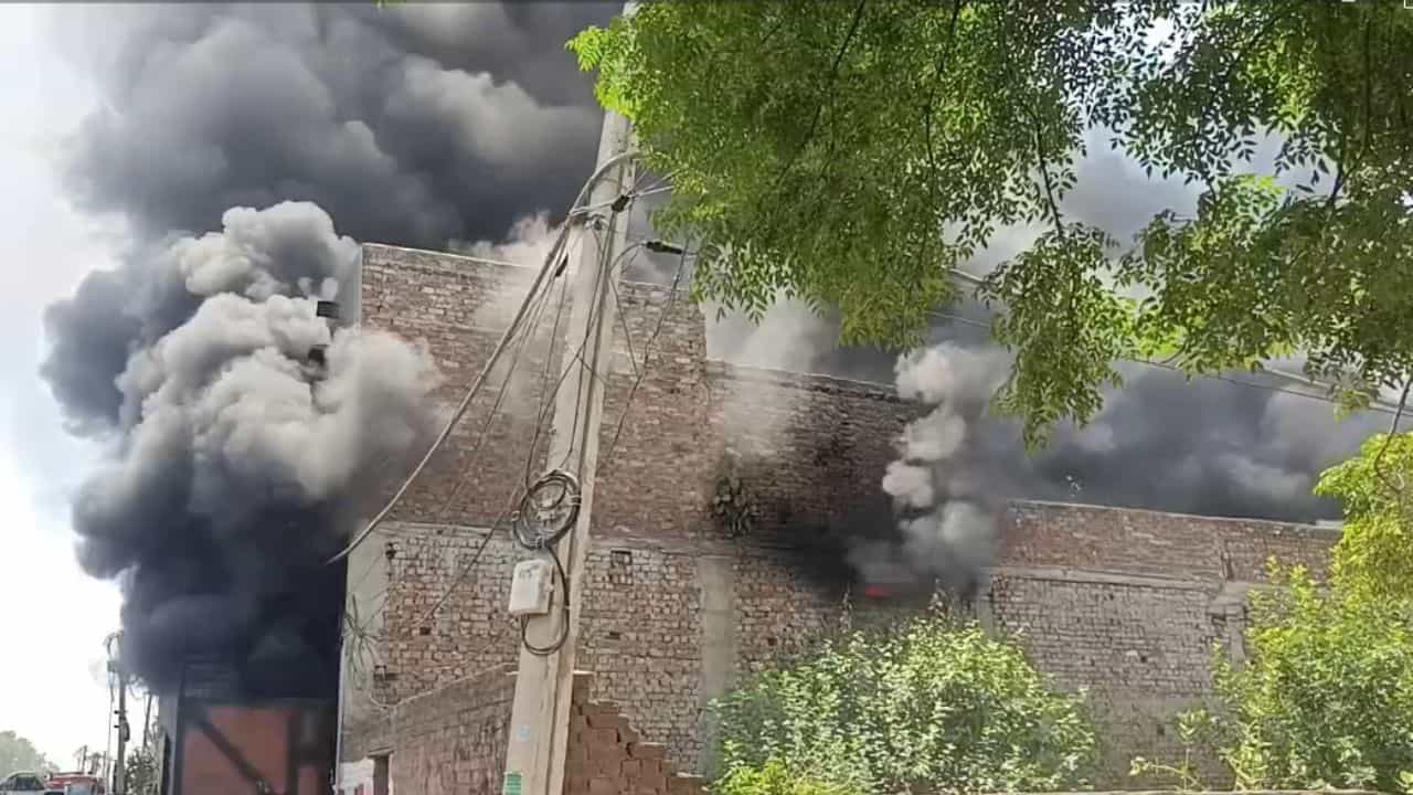 ਅੰਮ੍ਰਿਤਸਰ ਦੀ ਪੇਂਟ ਫੈਕਟਰੀ ਚ ਲੱਗੀ ਅੱਗ, ਜ਼ਿੰਦਾ ਜਲੇ 2 ਮਜ਼ਦੂਰ