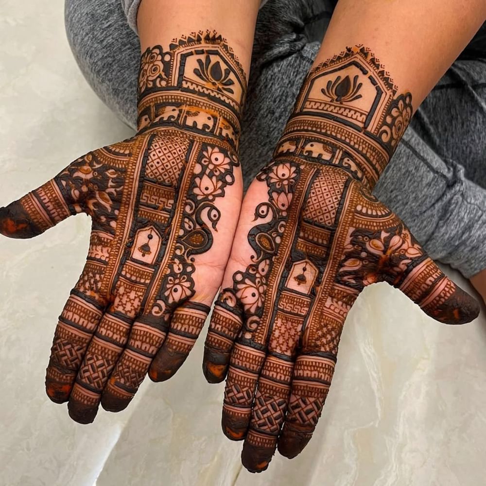 ਕੁਝ ਔਰਤਾਂ ਨੂੰ ਪੂਰੇ ਹੱਥ ਵਾਲੀ ਮਹਿੰਦੀ ਪਸੰਦ ਹੁੰਦੀ ਹੈ। ਇਹ ਅਗਲੇ ਹੱਥ 'ਤੇ ਬਹੁਤ ਸੁੰਦਰ ਦਿਖਾਈ ਦਿੰਦੀ ਹੈ। ਜੇਕਰ ਤੁਸੀਂ ਵੀ ਪੂਰੇ ਹੱਥ ਵਾਲੀ ਮਹਿੰਦੀ ਲਗਾਉਣ ਦੇ ਸ਼ੌਕੀਨ ਹੋ ਤਾਂ ਤੁਸੀਂ ਇਸ ਤਰ੍ਹਾਂ ਦਾ ਡਿਜ਼ਾਈਨ ਚੁਣ ਸਕਦੇ ਹੋ। ਹਾਂ, ਇਸਨੂੰ ਲਗਾਉਣਾ ਥੋੜ੍ਹਾ ਮੁਸ਼ਕਲ ਹੈ ਪਰ Professional ਮਹਿੰਦੀ Artist ਇਸਨੂੰ ਕਾਫੀ ਖੂਬਸੂਰਤੀ ਨਾਲ ਬਣਾ ਸਕਦੇ ਹਨ।