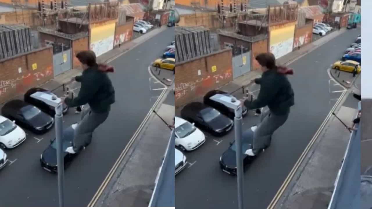 OMG: ਕੁੜੀ ਨੇ ਖੰਭੇ ਤੇ ਲਟਕ ਕੇ ਕੀਤਾ ਖ਼ਤਰਨਾਕ ਸਟੰਟ, ਲੋਕ ਬੋਲੇ- Spider-Man ਦੀ ਭੁਆ OMG: ਕੁੜੀ ਨੇ ਖੰਭੇ ਤੇ ਲਟਕ ਕੇ ਕੀਤਾ ਖ਼ਤਰਨਾਕ ਸਟੰਟ, ਲੋਕ ਬੋਲੇ- Spider-Man ਦੀ ਭੁਆ