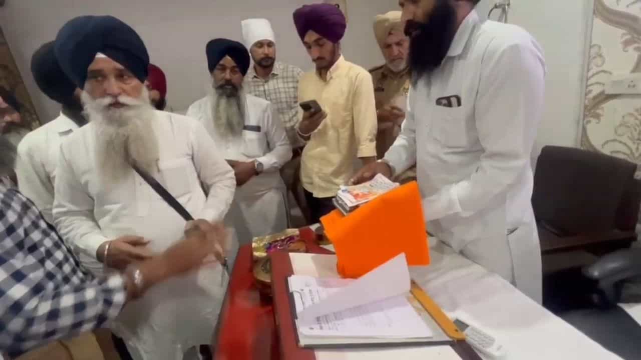 ਸੱਚਖੰਡ ਸ੍ਰੀ ਦਰਬਾਰ ਸਾਹਿਬ ਬਾਹਰ ਗੁਟਕਾ ਸਾਹਿਬ ਜੀ ਦੀ ਬੇਅਦਬੀ, ਆਪ੍ਰੇਸ਼ਨ ਬਲੂ ਸਟਾਰ ਵਰ੍ਹੇਗੰਢ ਨੂੰ ਲੈ ਕੇ ਸਖ਼ਤ ਹਨ ਪ੍ਰਬੰਧ