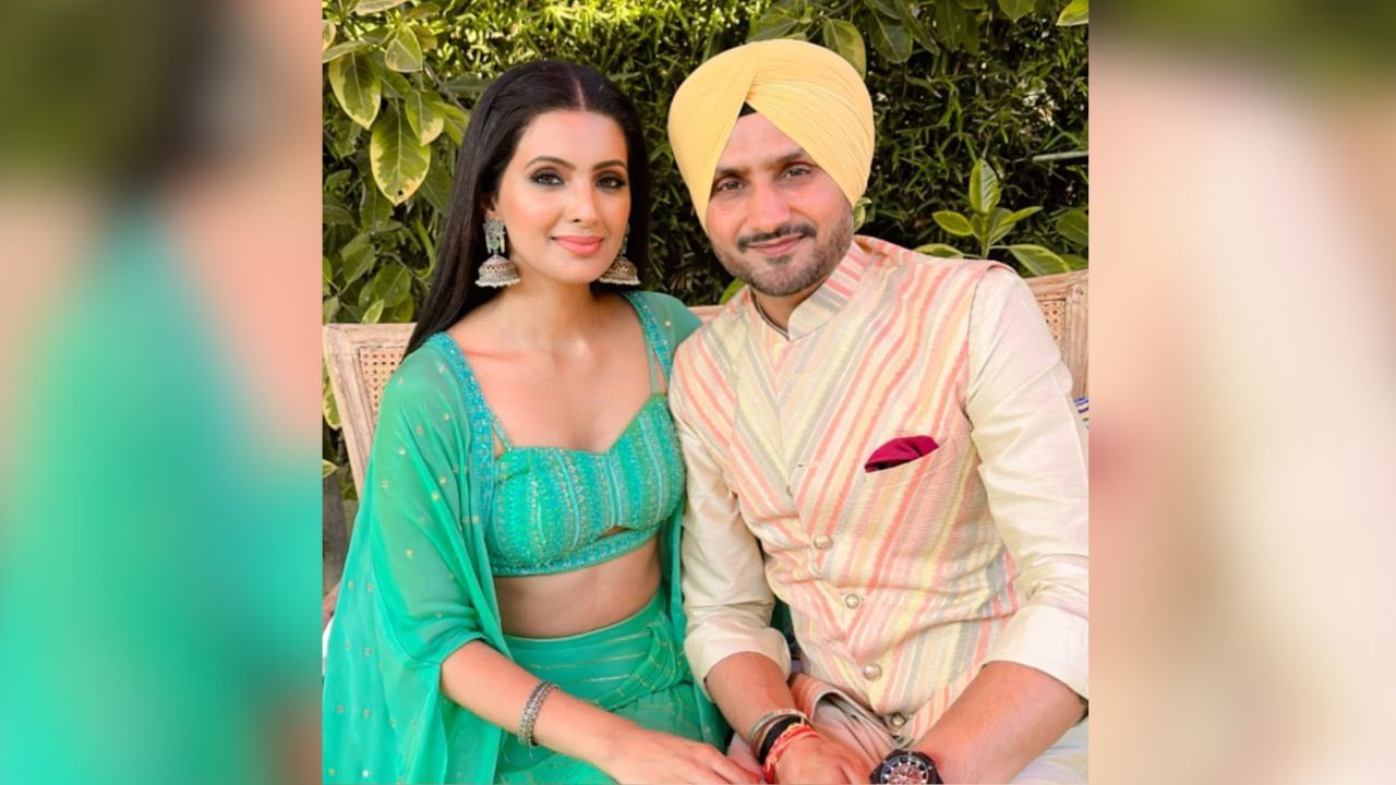 ਹਰਭਜਨ ਸਿੰਘ ਤੇ ਉਨ੍ਹਾਂ ਦੀ ਪਤਨੀ ਦਾ ਨਵਾਂ ਸ਼ੋਅ, ਕ੍ਰਿਕਟਰਾਂ ਤੇ ਉਨ੍ਹਾਂ ਦੀਆਂ ਪਤਨੀਆਂ ਦੀ ਅਸਲ ਜ਼ਿੰਦਗੀ ਦਾ ਹੋਵੇਗਾ ਜ਼ਿਕਰ ਹਰਭਜਨ ਸਿੰਘ ਤੇ ਉਨ੍ਹਾਂ ਦੀ ਪਤਨੀ ਦਾ ਨਵਾਂ ਸ਼ੋਅ, ਕ੍ਰਿਕਟਰਾਂ ਤੇ ਉਨ੍ਹਾਂ ਦੀਆਂ ਪਤਨੀਆਂ ਦੀ ਅਸਲ ਜ਼ਿੰਦਗੀ ਦਾ ਹੋਵੇਗਾ ਜ਼ਿਕਰ