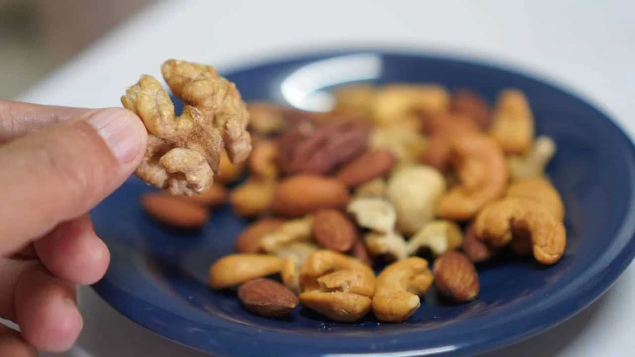 ਡ੍ਰਾਈ ਫਰੂਟਸ ਹਰ ਕਿਸੇ ਨੂੰ ਨਹੀਂ ਕਰਦੇ ਸੁੱਟ, ਕਿਸਨੂੰ ਨਹੀਂ ਖਾਣਾ ਚਾਹੀਦਾ? ਇੱਕ ਡਾਇਟੀਸ਼ੀਅਨ ਤੋਂ ਜਾਣੋ ਡ੍ਰਾਈ ਫਰੂਟਸ ਹਰ ਕਿਸੇ ਨੂੰ ਨਹੀਂ ਕਰਦੇ ਸੁੱਟ, ਕਿਸਨੂੰ ਨਹੀਂ ਖਾਣਾ ਚਾਹੀਦਾ? ਇੱਕ ਡਾਇਟੀਸ਼ੀਅਨ ਤੋਂ ਜਾਣੋ