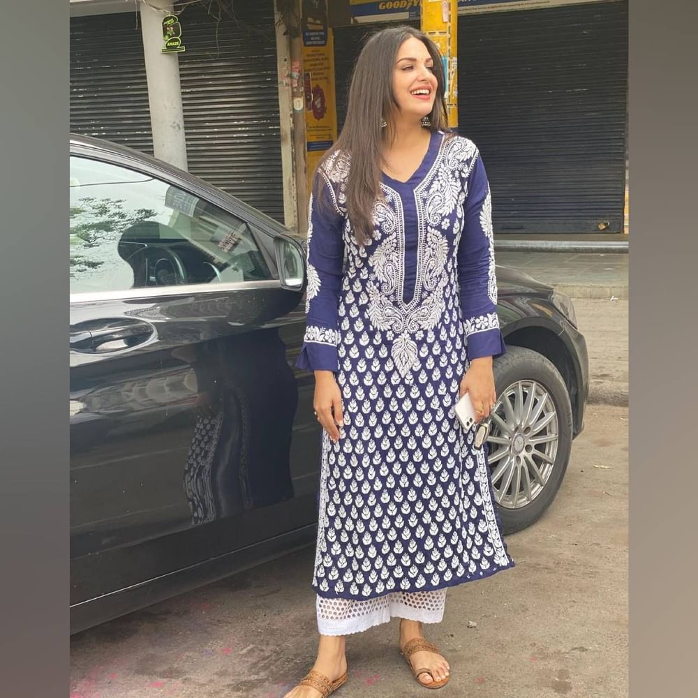 ਹਿਮਾਂਸ਼ੀ ਖੁਰਾਨਾ ਨੇ ਚਿਕਨਕਾਰੀ ਕੁੜਤੀ ਪਹਿਨੀ ਹੈ। ਤੁਸੀਂ ਇਸ ਕਿਸਮ ਦੀ ਚਿਕਨਕਾਰੀ ਕੁੜਤੀ ਜੀਨਸ ਦੇ ਨਾਲ ਵੀ ਟ੍ਰਾਈ ਕਰ ਸਕਦੇ ਹੋ। ਇਹ ਹਮੇਸ਼ਾ ਟ੍ਰੈਂਡ ਵਿੱਚ ਰਹਿੰਦੀ ਹੈ। ਤੁਸੀਂ ਇਸ ਕਿਸਮ ਦੀ ਕੁੜਤੀ ਨੂੰ ਦਫ਼ਤਰ, ਕਾਲਜ ਜਾਂ ਯਾਤਰਾ ਦੌਰਾਨ ਵੀ ਟ੍ਰਾਈ ਕਰ ਸਕਦੇ ਹੋ। ( Credit : iamhimanshikhurana )