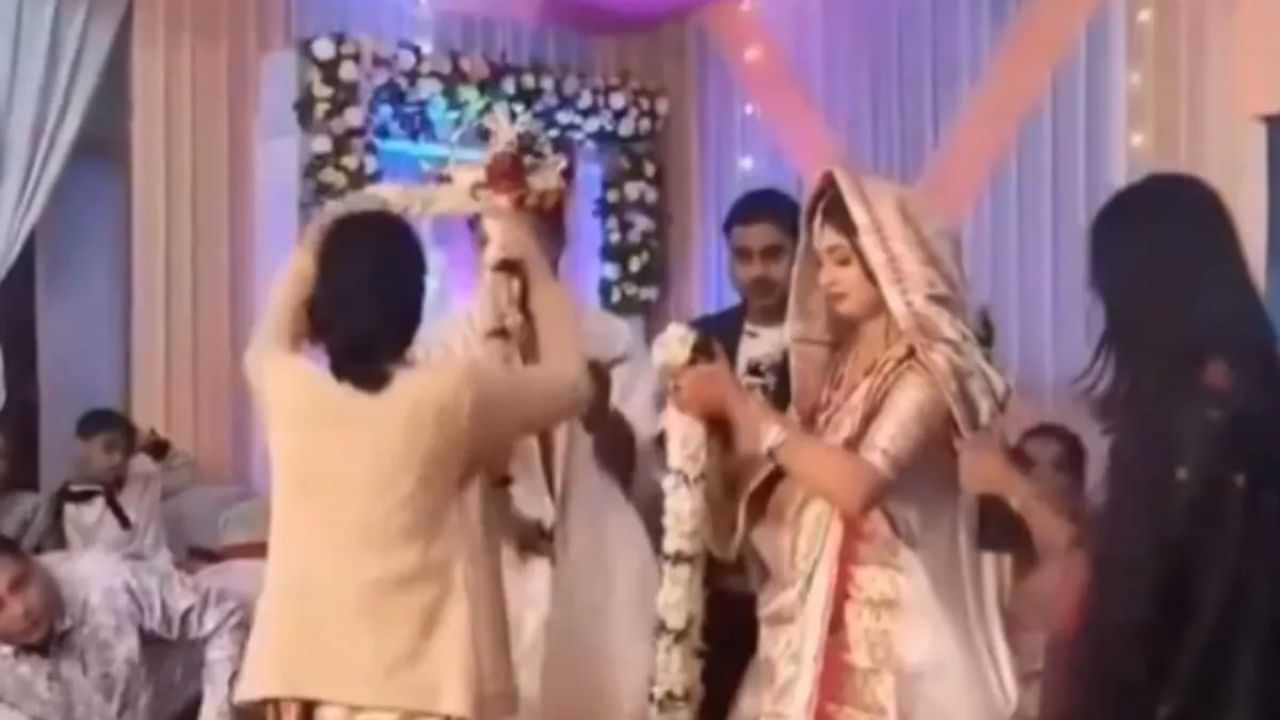 Viral Video: ਜੈਮਾਲਾ ਦੌਰਾਨ ਭਾਵੁਕ ਹੋ ਗਈ ਆਂਟੀ, ਸਟੇਜ ਤੇ ਕੀਤਾ ਹੈਰਾਨ ਕਰਨ ਵਾਲਾ ਕੰਮ