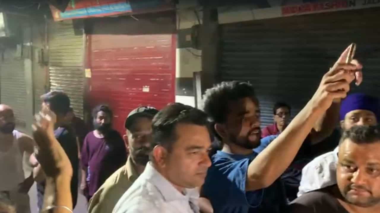 ਜਲੰਧਰ: ਬਿਜ਼ਲੀ ਦੇ ਕੱਟ ਤੋਂ ਪਰੇਸ਼ਾਨ ਲੋਕਾਂ ਨੇ ਜੋਤੀ ਚੌਂਕ ਕੀਤਾ ਜਾਮ, ਗਰਮੀ ਤੋਂ ਤੰਗ ਅੱਧੀ ਰਾਤ ਨੂੰ ਸੜਕਾਂ ਤੇ ਉਤਰੇ