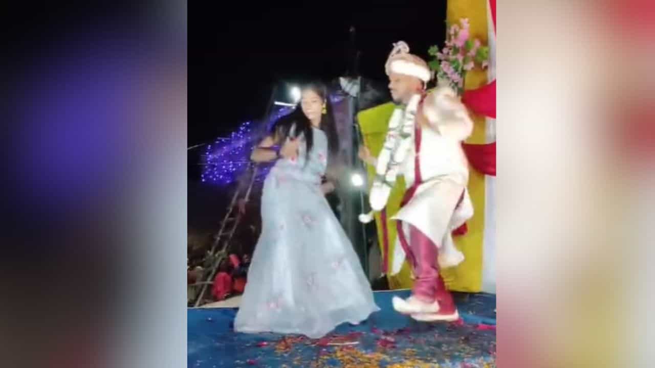 Viral Dance: White ਲਹਿੰਗੇ ਵਾਲੀ ਸਾਲੀ ਤੇ ਜੀਜੇ ਦਾ ਡਾਂਸ ਦੇਖ ਕੇ ਲੋਕਾਂ ਨੇ ਖੂਬ ਲਏ ਮਜ਼ੇ, ਦੇਖੋ VIDEO Viral Dance: White ਲਹਿੰਗੇ ਵਾਲੀ ਸਾਲੀ ਤੇ ਜੀਜੇ ਦਾ ਡਾਂਸ ਦੇਖ ਕੇ ਲੋਕਾਂ ਨੇ ਖੂਬ ਲਏ ਮਜ਼ੇ, ਦੇਖੋ VIDEO