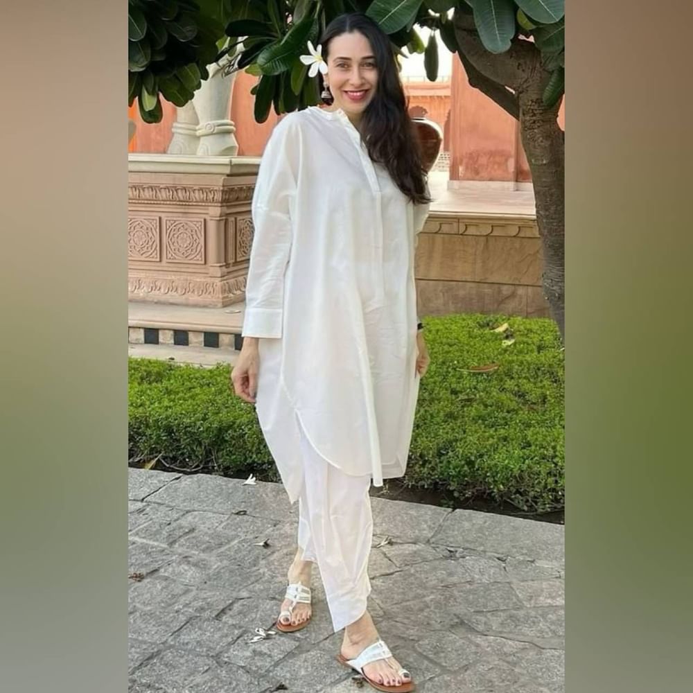 ਕਰਿਸ਼ਮਾ ਕਪੂਰ ਨੇ ਚਿੱਟੇ ਰੰਗ ਦਾ ਸਾਦਾ ਸਲਵਾਰ ਸੂਟ ਪਾਇਆ ਹੋਇਆ ਹੈ। ਤੁਸੀਂ ਜੀਨਸ ਦੇ ਨਾਲ ਆਪਣੀ ਪਸੰਦ ਦੇ ਰੰਗ ਦੀ ਸਿੰਪਲ ਲਾਂਗ ਕੁੜਤੀ ਵੀ ਟ੍ਰਾਈ ਕਰ ਸਕਦੇ ਹੋ। ਇਸ ਤੋਂ ਇਲਾਵਾ, ਤੁਸੀਂ ਇਸਨੂੰ ਪਲਾਜ਼ੋ ਜਾਂ ਸਲਵਾਰ ਨਾਲ ਵੀ ਸਟਾਈਲ ਕਰ ਸਕਦੇ ਹੋ। ਨਾਲ ਹੀ, ਇੱਕ ਭਾਰੀ ਦੁਪੱਟਾ ਇੱਕ ਕਲਾਸੀ ਲੁੱਕ ਦੇਵੇਗਾ। ( Credit : therealkarismakapoor )