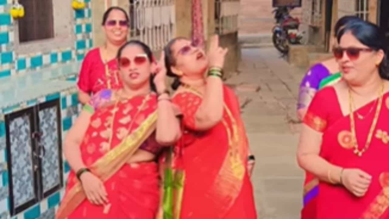 Viral Dance Video: ਲਾਲ ਪਰੀ ਬਣ ਕੇ ਔਰਤਾਂ ਦੀ ਟੋਲੀ ਨੇ ਪਾਈਆਂ ਧੂੰਮਾਂ, Full ਸਵੈਗ ਨਾਲ ਨੱਚ ਕੇ ਬਣਾਈ ਰੀਲ