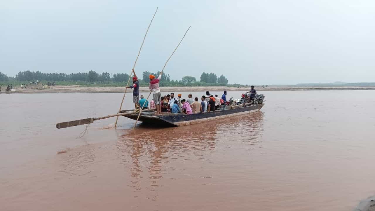 ਆਰਜ਼ੀ ਪੁੱਲ ਚੁੱਕੇ ਜਾਣ ਕਾਰਨ 7 ਪਿੰਡਾਂ ਦਾ ਸੰਪਰਕ ਦੇਸ਼ ਨਾਲੋਂ ਟੁੱਟਿਆ, ਲੋਕ ਹਰ ਸਾਲ ਕਰਦੇ ਹਨ ਪੱਕੇ ਪੁੱਲ ਦੀ ਆਸ ਆਰਜ਼ੀ ਪੁੱਲ ਚੁੱਕੇ ਜਾਣ ਕਾਰਨ 7 ਪਿੰਡਾਂ ਦਾ ਸੰਪਰਕ ਦੇਸ਼ ਨਾਲੋਂ ਟੁੱਟਿਆ, ਲੋਕ ਹਰ ਸਾਲ ਕਰਦੇ ਹਨ ਪੱਕੇ ਪੁੱਲ ਦੀ ਆਸ