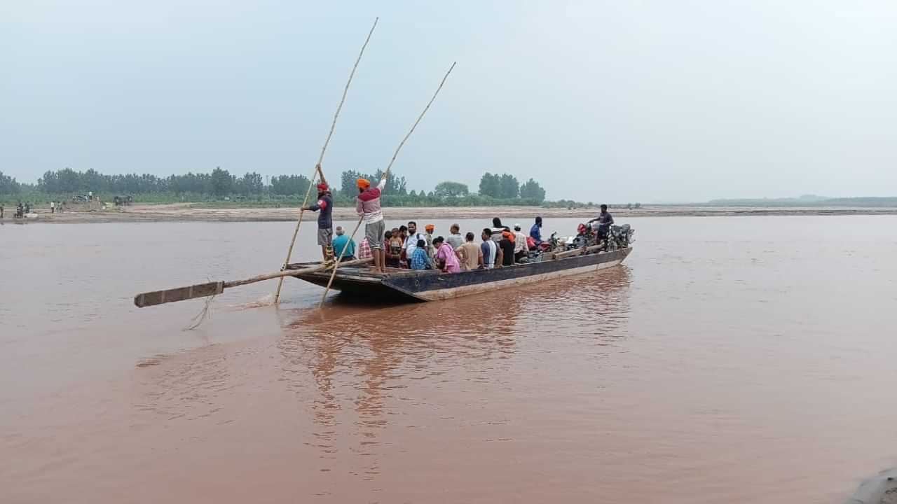 ਆਰਜ਼ੀ ਪੁੱਲ ਚੁੱਕੇ ਜਾਣ ਕਾਰਨ 7 ਪਿੰਡਾਂ ਦਾ ਸੰਪਰਕ ਦੇਸ਼ ਨਾਲੋਂ ਟੁੱਟਿਆ, ਲੋਕ ਹਰ ਸਾਲ ਕਰਦੇ ਹਨ ਪੱਕੇ ਪੁੱਲ ਦੀ ਆਸ ਆਰਜ਼ੀ ਪੁੱਲ ਚੁੱਕੇ ਜਾਣ ਕਾਰਨ 7 ਪਿੰਡਾਂ ਦਾ ਸੰਪਰਕ ਦੇਸ਼ ਨਾਲੋਂ ਟੁੱਟਿਆ, ਲੋਕ ਹਰ ਸਾਲ ਕਰਦੇ ਹਨ ਪੱਕੇ ਪੁੱਲ ਦੀ ਆਸ