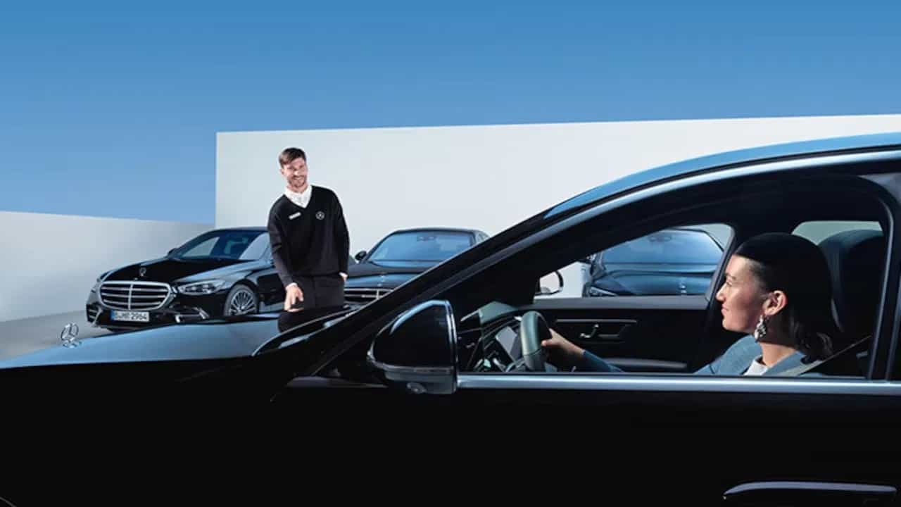 ਅਮੀਰਾਂ ਦੀ ਸਵਾਰੀ ਬਣੀ ਇਹ ਲਗਜ਼ਰੀ ਕਾਰ, BMW, Jaguar ਨੂੰ ਵੀ ਕੀਤਾ ਫੇਲ ਅਮੀਰਾਂ ਦੀ ਸਵਾਰੀ ਬਣੀ ਇਹ ਲਗਜ਼ਰੀ ਕਾਰ, BMW, Jaguar ਨੂੰ ਵੀ ਕੀਤਾ ਫੇਲ