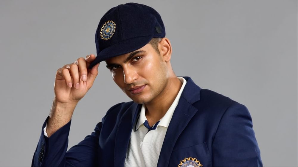 BCCI ਨੇ ਸ਼ੁਭਮਨ ਗਿੱਲ ਦੇ ਫੋਟੋਸ਼ੂਟ ਦੀਆਂ 4 ਤਸਵੀਰਾਂ ਸਾਂਝੀਆਂ ਕੀਤੀਆਂ ਹਨ। ਪਹਿਲੀ ਤਸਵੀਰ ਵਿੱਚ ਉਨ੍ਹਾਂ ਨੇ ਕੈਪ ਨੂੰ ਸਟਾਈਲਿਸ਼ ਅੰਦਾਜ਼ ਨਾਲ ਫੜਿਆ ਹੈ। (Photo: BCCI)