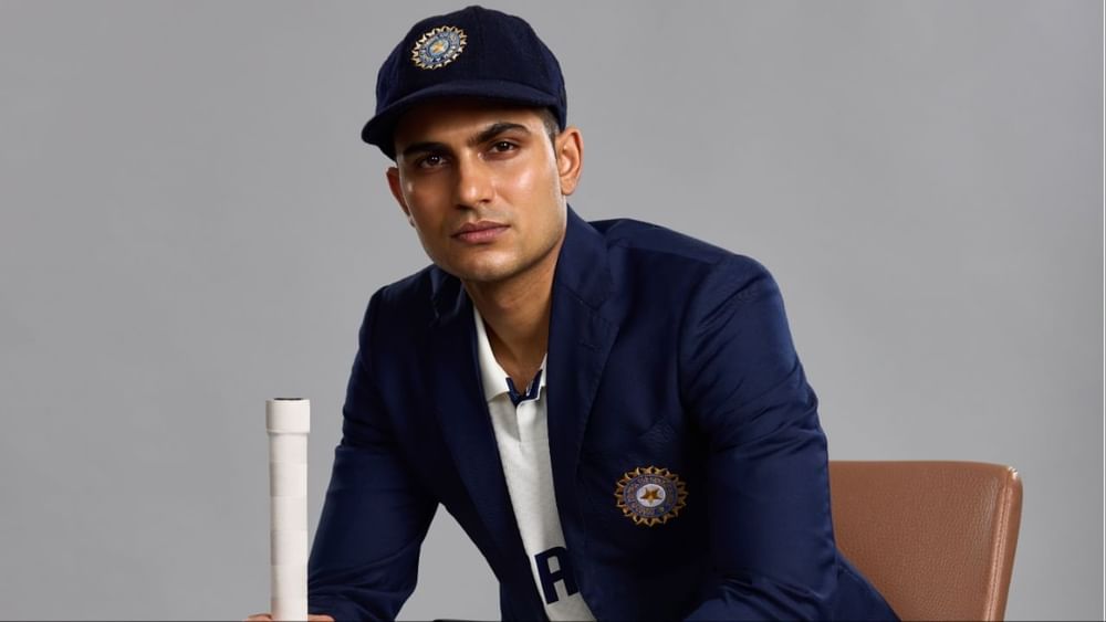 ਸ਼ੁਭਮਨ ਗਿੱਲ ਦੀਆਂ BCCI ਵੱਲੋਂ ਸ਼ੇਅਰ ਕੀਤੀਆਂ ਗਈਆਂ ਫੋਟੋਆਂ ਵਿੱਚੋਂ ਇੱਕ ਵਿੱਚ, ਉਹ ਬਹੁਤ ਹੀ ਅੰਦਾਜ਼ ਵਿੱਚ ਕੁਰਸੀ 'ਤੇ ਬੈਠਾ ਦਿਖਾਈ ਦੇ ਰਿਹਾ ਹੈ। ਇਸ ਦੌਰਾਨ, ਉਨ੍ਹਾਂ ਨੇ ਆਪਣੇ ਹੱਥ ਵਿੱਚ ਬੱਲਾ ਵੀ ਫੜਿਆ ਹੋਇਆ ਹੈ। (Photo: BCCI)