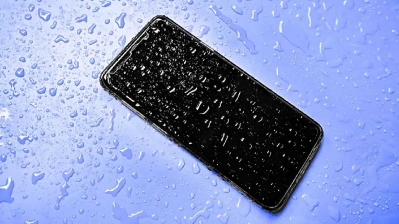 ਫ਼ੋਨ ਚ ਚਲਾ ਜਾਵੇ ਪਾਣੀ ਤਾਂ ਕੀ ਕਰੀਏ? ਨਵਾਂ ਮੋਬਾਈਲ ਖਰੀਦਣ ਤੋਂ ਪਹਿਲਾਂ ਅਪਣਾਓ ਇਹ ਟ੍ਰਿਕ