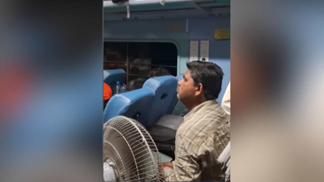 Viral Train Video: ਟ੍ਰੇਨ ਵਿੱਚ ਸ਼ਖਸ ਨੇ ਸੀਟ ਦੇ ਕੋਲ ਚਲਾਇਆ ਫਰਾਟਾ, ਕੈਮਰੇ ਵਿੱਚ ਕੈਦ ਹੋਈ ਗਰਮੀ ਤੋਂ ਬਚਣ ਦੀ ਤਕਨੀਕ Viral Train Video: ਟ੍ਰੇਨ ਵਿੱਚ ਸ਼ਖਸ ਨੇ ਸੀਟ ਦੇ ਕੋਲ ਚਲਾਇਆ ਫਰਾਟਾ, ਕੈਮਰੇ ਵਿੱਚ ਕੈਦ ਹੋਈ ਗਰਮੀ ਤੋਂ ਬਚਣ ਦੀ ਤਕਨੀਕ