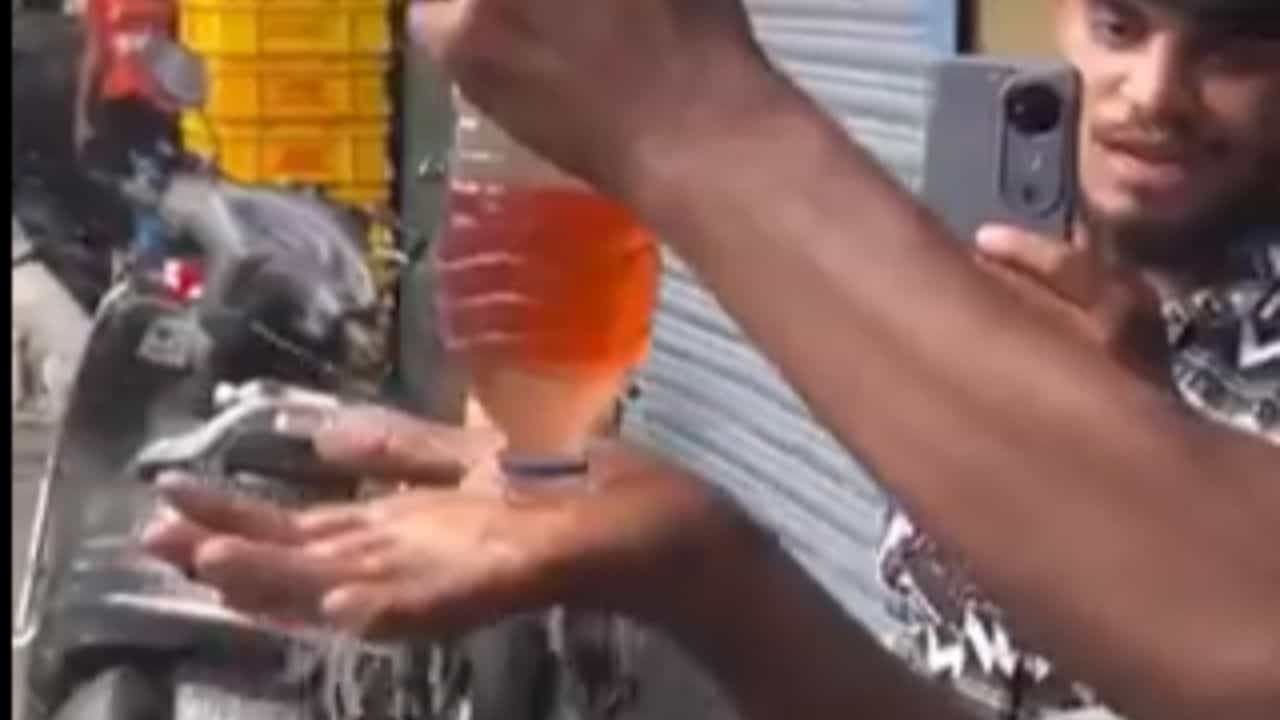 ਸ਼ਖਸ ਨੇ ਪੈਟਰੋਲ ਤੋਂ ਪਾਣੀ ਵੱਖ ਕਰਨ ਦਾ ਅਪਣਾਇਆ ਅਜਿਹਾ ਤਰੀਕਾ ਕਿ ਵੀਡੀਓ ਹੋ ਗਿਆ Viral