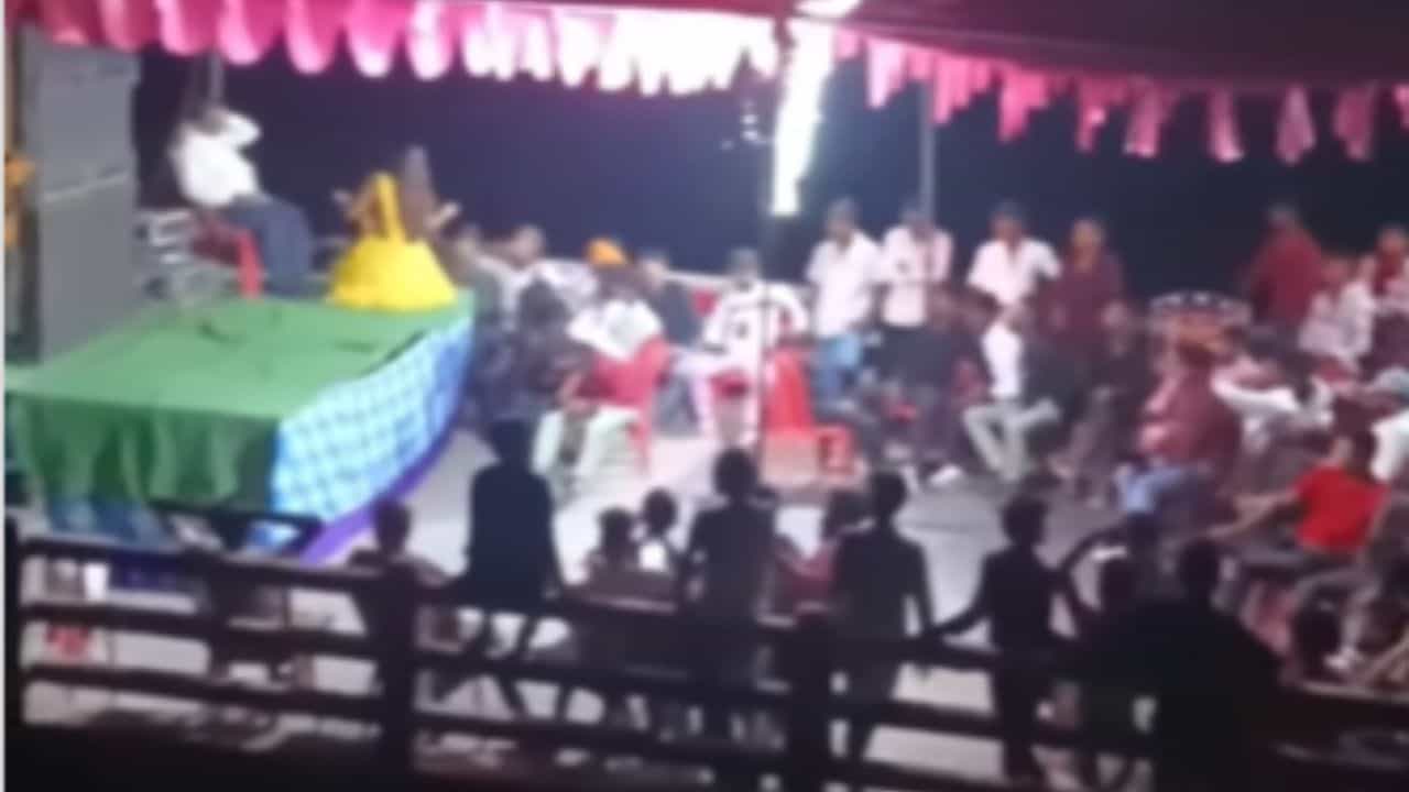 Viral Video: Bridge ਤੇ ਕੀਤਾ ਬਰਾਤ ਦੇ ਰੁਕਣ ਦਾ ਇੰਤਜ਼ਾਮ, ਆਰਕੈਸਟਰਾ ਨੇ ਡਾਂਸ ਕਰ ਬਣਾਇਆ ਰੰਗੀਨ ਮਾਹੋਲ