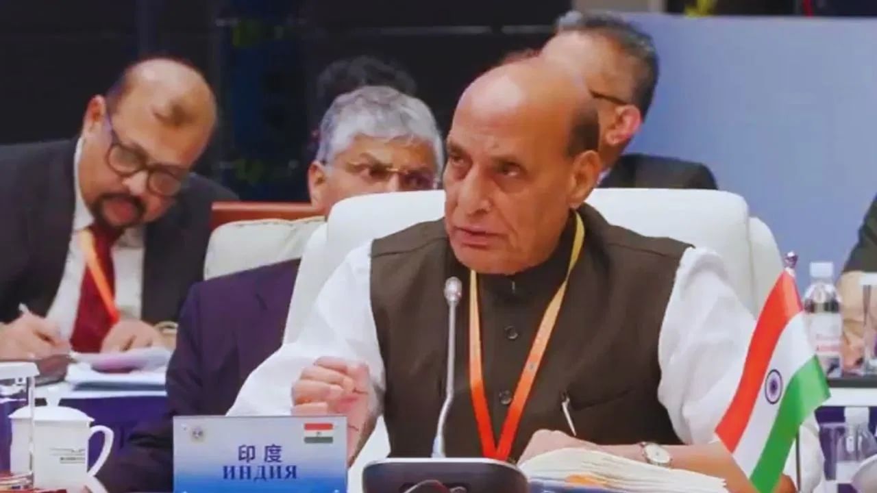 ਚੀਨ ਵਿੱਚ ਰਾਜਨਾਥ ਸਿੰਘ ਦਾ SCO ਘੋਸ਼ਣਾ ਪੱਤਰ ‘ਤੇ ਦਸਤਖਤ ਕਰਨ ਤੋਂ ਇਨਕਾਰ, ਬੋਲੇ – ਅੱਤਵਾਦ ਦੇ ਮੁੱਦੇ ਨੂੰ ਕਮਜ਼ੋਰ ਕਰਨ ਦੀ ਸਾਜ਼ਿਸ਼ ਚੀਨ ਵਿੱਚ ਰਾਜਨਾਥ ਸਿੰਘ ਦਾ SCO ਘੋਸ਼ਣਾ ਪੱਤਰ ‘ਤੇ ਦਸਤਖਤ ਕਰਨ ਤੋਂ ਇਨਕਾਰ, ਬੋਲੇ – ਅੱਤਵਾਦ ਦੇ ਮੁੱਦੇ ਨੂੰ ਕਮਜ਼ੋਰ ਕਰਨ ਦੀ ਸਾਜ਼ਿਸ਼