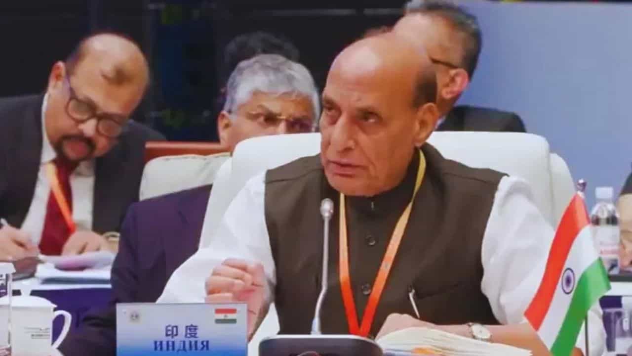 ਅੱਤਵਾਦੀਆਂ ਵਿਰੁੱਧ ਕਾਰਵਾਈ ਕਰਦੇ ਰਹਾਂਗੇ... ਰਾਜਨਾਥ ਸਿੰਘ ਨੇ ਪਾਕਿਸਤਾਨੀ ਰੱਖਿਆ ਮੰਤਰੀ ਨੂੰ ਸਣਾਇਆ, ਦੇਖਦਾ ਰਹਿ ਗਿਆ ਚੀਨ ਅੱਤਵਾਦੀਆਂ ਵਿਰੁੱਧ ਕਾਰਵਾਈ ਕਰਦੇ ਰਹਾਂਗੇ... ਰਾਜਨਾਥ ਸਿੰਘ ਨੇ ਪਾਕਿਸਤਾਨੀ ਰੱਖਿਆ ਮੰਤਰੀ ਨੂੰ ਸਣਾਇਆ, ਦੇਖਦਾ ਰਹਿ ਗਿਆ ਚੀਨ