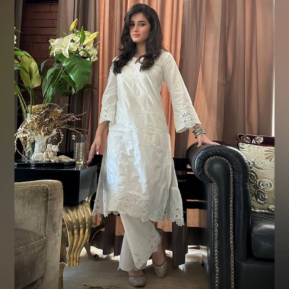 ਰਾਸ਼ਾ ਥਡਾਨੀ ਨੇ ਚਿੱਟੇ ਰੰਗ ਦਾ ਪਲਾਜ਼ੋ ਸੂਟ ਪਾਇਆ ਹੋਇਆ ਹੈ। ਤੁਸੀਂ ਇਸ ਕਿਸਮ ਦੀ ਕੁੜਤੀ ਜੀਨਸ ਦੇ ਨਾਲ ਵੀ ਪਹਿਨ ਸਕਦੇ ਹੋ। ਸਾਦੇ ਪਹਿਰਾਵੇ ਨੂੰ ਮੇਕਅਪ, ਖੁੱਲ੍ਹੇ ਵਾਲਾਂ ਅਤੇ ਆਕਸੀਡਾਈਜ਼ਡ ਗਹਿਣਿਆਂ ਨਾਲ ਸਟਾਈਲਿਸ਼ ਬਣਾਇਆ ਗਿਆ ਹੈ। ਤੁਸੀਂ ਸਾਦੀ ਕੁੜਤੀ ਵੀ ਟ੍ਰਾਈ ਕਰ ਸਕਦੇ ਹੋ। ( Credit : rashathadani )