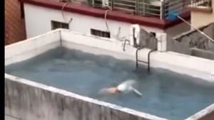 ਸ਼ਖਸ ਨੇ ਜੁਗਾੜ ਨਾਲ ਛੱਤ 'ਤੇ ਬਣਾਇਆ Swimming Pool, VIDEO
