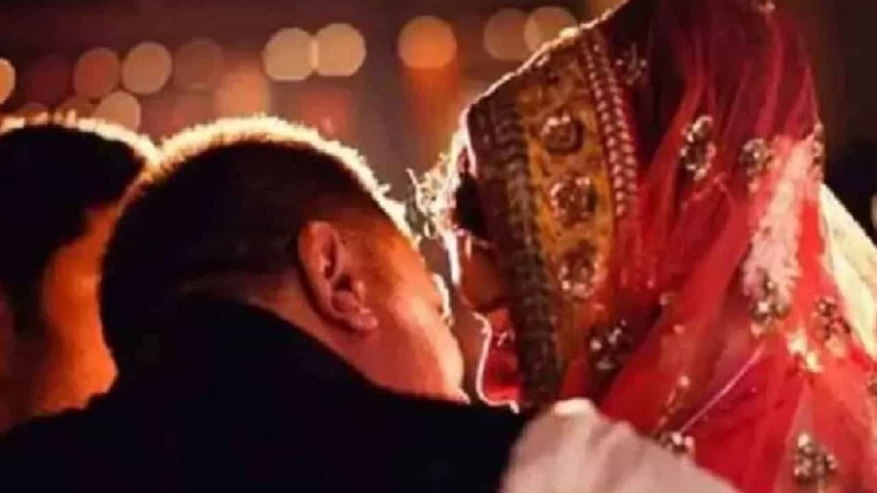 OMG: ਨੂੰਹ ਨੂੰ ਲੈ ਕੇ ਭੱਜ ਗਿਆ ਸਹੁਰਾ, 8 ਦਿਨ ਬਾਅਦ ਵਿਆਹ ਕਰ ਕੇ ਆਏ ਵਾਪਸ...ਕਮਾਲ ਹੈ Love Story