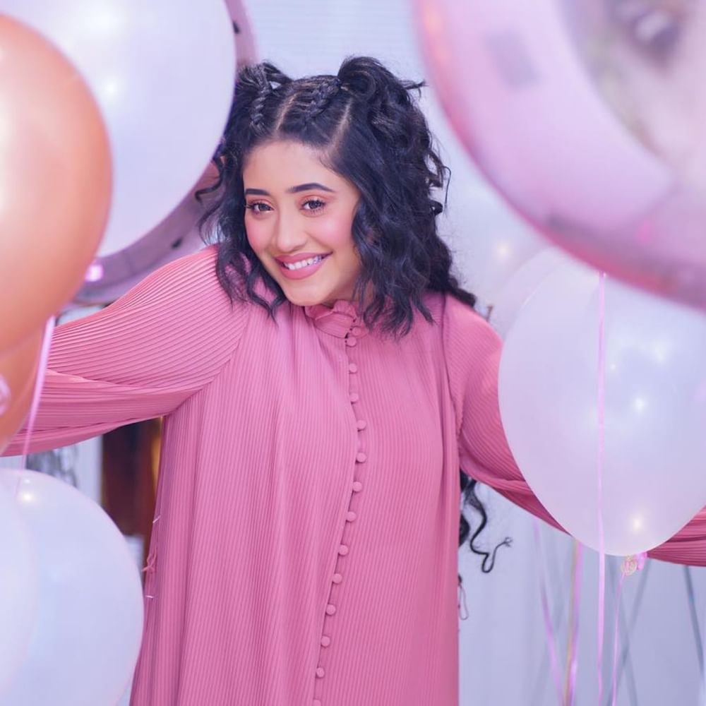 ਜੇਕਰ ਤੁਸੀਂ ਕਾਲਜ ਜਾਂਦੇ ਹੋ ਅਤੇ ਇੱਕ ਫੰਕੀ ਅਤੇ ਸੁੰਦਰ ਦਿੱਖ ਵਾਲਾ ਹੇਅਰ ਸਟਾਈਲ ਚਾਹੁੰਦੇ ਹੋ, ਤਾਂ ਤੁਸੀਂ ਸ਼ਿਵਾਂਗੀ ਜੋਸ਼ੀ ਵਾਂਗ ਡਬਲ ਬਰੇਡ ਵਾਲੀ ਫ੍ਰੈਂਚ ਬਰੇਡ ਬਣਾ ਸਕਦੇ ਹੋ। ਇਹ ਉਨ੍ਹਾਂ ਕੁੜੀਆਂ ਲਈ ਵੀ ਇੱਕ ਵਧੀਆ ਹੇਅਰ ਸਟਾਈਲ ਹੈ ਜਿਨ੍ਹਾਂ ਨੇ ਆਪਣੇ ਵਾਲ ਅਗਲੇ ਵਾਲਾਂ ਤੋਂ ਕੱਟੇ ਹਨ। ਤੁਸੀਂ ਬਾਕੀ ਵਾਲਾਂ ਨੂੰ ਹਲਕਾ ਜਿਹਾ ਕਰਲ ਕਰ ਸਕਦੇ ਹੋ ਅਤੇ ਇਸਨੂੰ ਖੁੱਲ੍ਹਾ ਛੱਡ ਸਕਦੇ ਹੋ।
