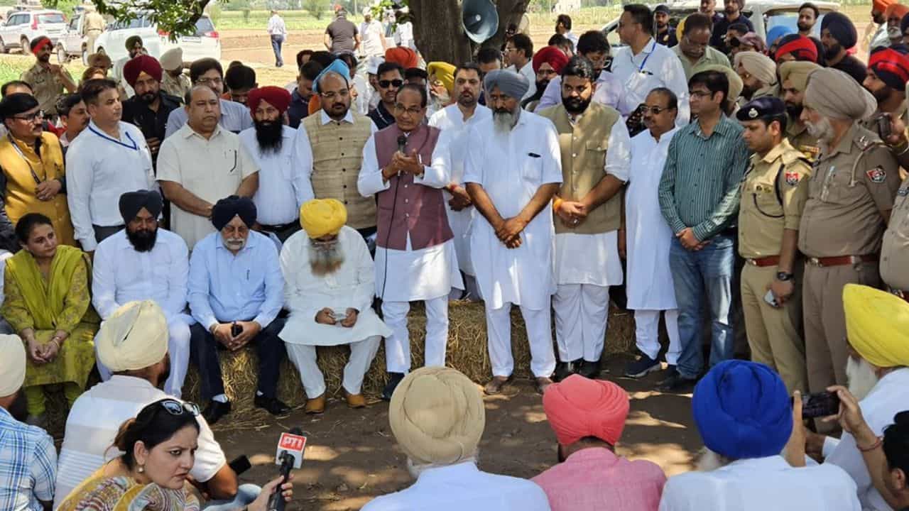 ਪੰਜਾਬ ਦੌਰੇ ਤੇ ਕੇਂਦਰੀ ਖੇਤੀਬਾੜੀ ਮੰਤਰੀ ਸ਼ਿਵਰਾਜ ਸਿੰਘ ਚੌਹਾਨ, ਕਿਸਾਨਾਂ ਨਾਲ ਕੀਤੀ ਚਰਚਾ, ਪਾਣੀ ਦੇ ਸੰਕਟ ਤੇ ਜਤਾਈ ਚਿੰਤਾ