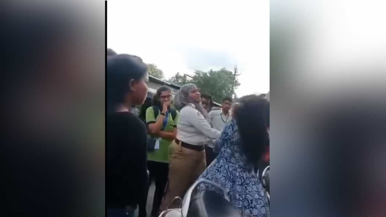 ਮਹਿਲਾ ਟ੍ਰੈਫਿਕ ਪੁਲਿਸ ਨੇ ਸਕੂਟੀ ਤੇ ਜਾ ਰਹੀ ਕੁੜੀ ਨੂੰ ਮਾਰਿਆ ਥੱਪੜ, ਲੋਕ ਬੋਲੇ- ਤੁਸੀਂ ਹੱਥ ਨਹੀਂ ਚੁੱਕ ਸਕਦੇ! ਮਹਿਲਾ ਟ੍ਰੈਫਿਕ ਪੁਲਿਸ ਨੇ ਸਕੂਟੀ ਤੇ ਜਾ ਰਹੀ ਕੁੜੀ ਨੂੰ ਮਾਰਿਆ ਥੱਪੜ, ਲੋਕ ਬੋਲੇ- ਤੁਸੀਂ ਹੱਥ ਨਹੀਂ ਚੁੱਕ ਸਕਦੇ!