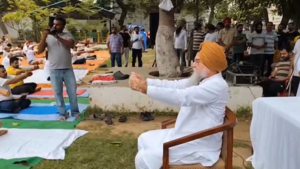 ਪੰਜਾਬ ਦੇ ਵਿਧਾਨ ਸਭਾ ਸਪੀਕਰ ਕੁਲਤਾਰ ਸੰਧਵਾਂ ਨੇ ਕੋਟਕਪੁਰਾ ਵਿਖੇ ਯੋਗਾ ਕੈਂਪ ‘ਚ ਹਿੱਸਾ ਲਿਆ। ਉਨ੍ਹਾਂ ਨੇ ਕੁਰਸੀ ‘ਤੇ ਬੈਠ ਕੇ ਯੋਗ ਆਸਣ ਕੀਤੇ। ਉਨ੍ਹਾਂ ਨੇ ਯੋਗਾ ਦਿਵਸ ਮੌਕੇ ਲੋਕਾਂ ਨੂੰ ਵਧਾਈ ਦਿੱਤੀ। ਉਨ੍ਹਾਂ ਕਿਹਾ ਕਿ ਅਰਵਿੰਦ ਕੇਜਰੀਵਾਲ ਨੇ ਸਭ ਤੋਂ ਪਹਿਲਾਂ ਆਮ ਲੋਕਾਂ ਨੂੰ ਇਹ ਗਿਫ਼ਟ ਦਿੱਤਾ। ਉਨ੍ਹਾਂ ਕਿਹਾ ਕਿ ਸੀਐਮ ਦੀ ਯੋਗਸ਼ਾਲਾ ਅਰਵਿੰਦ ਕੇਜਰੀਵਾਲ ਨੇ ਦਿੱਲੀ ‘ਚ ਸ਼ੁਰੂ ਕੀਤੀ।