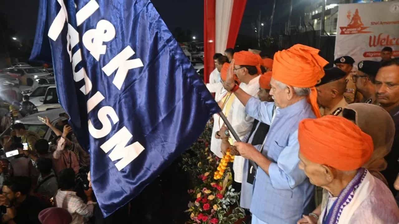 ਅਮਰਨਾਥ ਯਾਤਰਾ ਦਾ ਪਹਿਲਾ ਜੱਥਾ ਜੰਮੂ ਤੋਂ ਰਵਾਨਾ; ਇਸ ਵਾਰ ਯਾਤਰਾ ਪਿਛਲੀਆਂ ਯਾਤਰਾਵਾਂ ਨਾਲੋਂ ਬਿਹਤਰ ਹੋਵੇਗੀ: LG ਸਿਨਹਾ ਅਮਰਨਾਥ ਯਾਤਰਾ ਦਾ ਪਹਿਲਾ ਜੱਥਾ ਜੰਮੂ ਤੋਂ ਰਵਾਨਾ; ਇਸ ਵਾਰ ਯਾਤਰਾ ਪਿਛਲੀਆਂ ਯਾਤਰਾਵਾਂ ਨਾਲੋਂ ਬਿਹਤਰ ਹੋਵੇਗੀ: LG ਸਿਨਹਾ