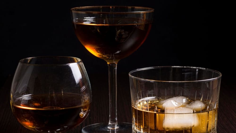 ਵਾਈਨ ਦਾ ਰੰਗ ਲਾਲ ਹੈ। ਵਿਸਕੀ ਦਾ ਰੰਗ Golden ਹੈ। ਇਹ ਰੰਗ ਸ਼ੀਸ਼ੇ ਵਿੱਚ ਸਾਫ਼ ਦਿਖਾਈ ਦਿੰਦਾ ਹੈ। ਸ਼ਰਾਬ ਦਾ ਰੰਗ ਇਸਦੀ ਗੁਣਵੱਤਾ ਅਤੇ ਉਤਪਾਦਨ ਪ੍ਰਕਿਰਿਆ ਦਾ ਪ੍ਰਤੀਬਿੰਬ ਹੈ। ਸ਼ਰਾਬ ਦਾ ਅਸਲੀ ਰੰਗ ਸ਼ੀਸ਼ੇ ਵਿੱਚ ਸਾਫ਼ ਦਿਖਾਈ ਦਿੰਦਾ ਹੈ। ਸਿਰਫ਼ ਰੰਗ ਹੀ ਨਹੀਂ, ਸਗੋਂ ਇਸਦੀ ਖੁਸ਼ਬੂ ਵੀ ਸ਼ਰਾਬ ਦੇ ਸੁਆਦ ਦੀ ਆਤਮਾ ਹੈ।