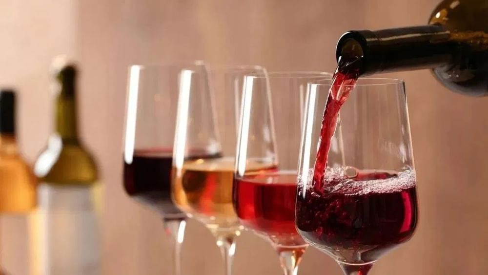 ਵਾਈਨ ਸਿਰਫ਼ ਪਿਆਸ ਬੁਝਾਉਣ ਜਾਂ ਆਨੰਦ ਲੈਣ ਲਈ ਨਹੀਂ ਪੀਤੀ ਜਾਂਦੀ। ਬਾਰ ਜਾਂ ਰੈਸਟੋਰੈਂਟ ਵਿੱਚ ਵਾਈਨ ਪੀਂਦੇ ਸਮੇਂ, ਇਸਦੀ ਪੇਸ਼ਕਾਰੀ ਬਹੁਤ ਮਾਇਨੇ ਰੱਖਦੀ ਹੈ। ਕੱਚ ਦੇ ਗਲਾਸ ਵਾਈਨ ਨੂੰ ਇੱਕ ਸ਼ਾਨਦਾਰ ਅਤੇ ਆਕਰਸ਼ਕ ਦਿੱਖ ਦਿੰਦੇ ਹਨ। ਉਨ੍ਹਾਂ ਦੀ ਸ਼ਕਲ, ਉਨ੍ਹਾਂ ਦੀ ਚਮਕ ਅਤੇ ਉਨ੍ਹਾਂ ਵਿੱਚ ਪ੍ਰਤੀਬਿੰਬਤ ਵਾਈਨ ਦਾ ਰੰਗ ਪੀਣ ਦੇ ਅਨੁਭਵ ਨੂੰ ਹੋਰ ਵੀ ਮਜ਼ੇਦਾਰ ਬਣਾਉਂਦੇ ਹਨ।