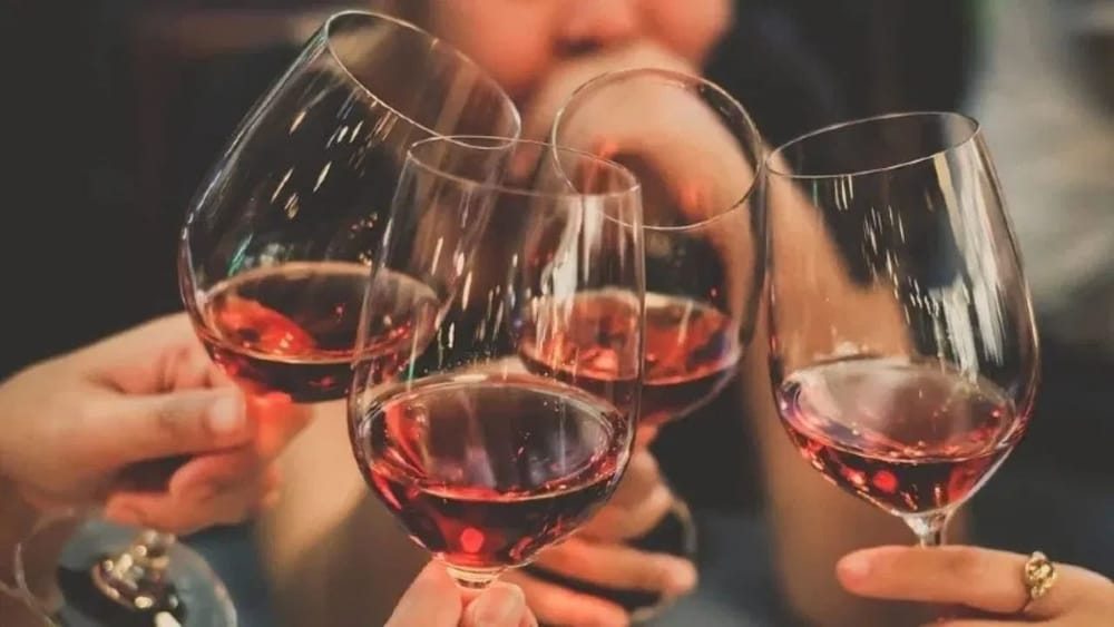 ਗਲਾਸਾਂ ਵਿੱਚ ਵਾਈਨ ਪਰੋਸਣਾ ਸਿਰਫ਼ ਦਿਖਾਵੇ ਲਈ ਨਹੀਂ ਹੈ। ਰੰਗ, ਸੁਆਦ, ਖੁਸ਼ਬੂ, ਸਫਾਈ, ਸੁਰੱਖਿਆ ਅਤੇ ਸਹੀ ਤਾਪਮਾਨ ਨੂੰ ਬਣਾਈ ਰੱਖਣਾ ਮਹੱਤਵਪੂਰਨ ਹੈ। ਇਸ ਲਈ, ਅਗਲੀ ਵਾਰ ਜਦੋਂ ਤੁਸੀਂ ਗਲਾਸ ਵਿੱਚ ਵਾਈਨ ਪੀਂਦੇ ਹੋ, ਤਾਂ ਇਨ੍ਹਾਂ ਗੱਲਾਂ 'ਤੇ ਵਿਚਾਰ ਕਰੋ।