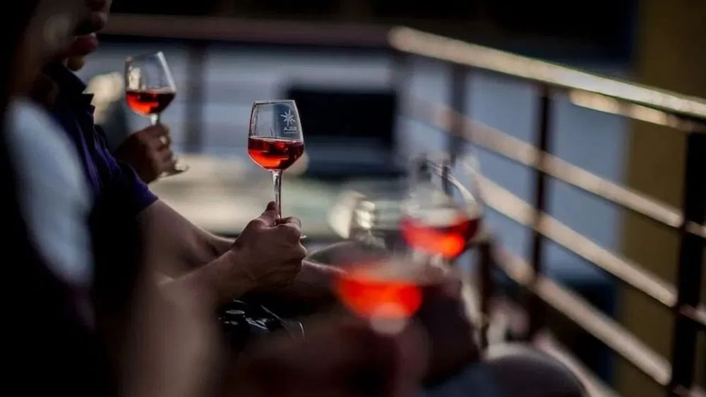 ਜੇਕਰ ਤੁਸੀਂ ਕਿਸੇ ਬਾਰ, ਰੈਸਟੋਰੈਂਟ ਜਾਂ ਪਾਰਟੀ ਵਿੱਚ ਜਾਂਦੇ ਹੋ ਅਤੇ ਉੱਥੇ ਵਾਈਨ ਆਰਡਰ ਕਰਦੇ ਹੋ, ਤਾਂ ਇਹ ਤੁਹਾਨੂੰ ਗਲਾਸ ਵਿੱਚ ਪਰੋਸੀ ਜਾਂਦੀ ਹੈ। ਬਹੁਤ ਸਾਰੇ ਵਾਈਨ Lovers ਵਾਈਨ ਪੀਂਦੇ ਸਮੇਂ ਹਮੇਸ਼ਾ ਕੱਚ ਦੇ ਗਿਲਾਸਾਂ ਦੀ ਵਰਤੋਂ ਕਰਦੇ ਹਨ। ਪਰ ਕੀ ਤੁਸੀਂ ਕਦੇ ਸੋਚਿਆ ਹੈ ਕਿ ਵਾਈਨ ਹਮੇਸ਼ਾ ਕੱਚ ਦੇ ਗਿਲਾਸਾਂ ਵਿੱਚ ਕਿਉਂ ਪਰੋਸੀ ਜਾਂਦੀ ਹੈ? ਅੱਜ ਅਸੀਂ ਇਸ ਦੇ ਪਿੱਛੇ ਜਵਾਬ ਜਾਣਨ ਜਾ ਰਹੇ ਹਾਂ।