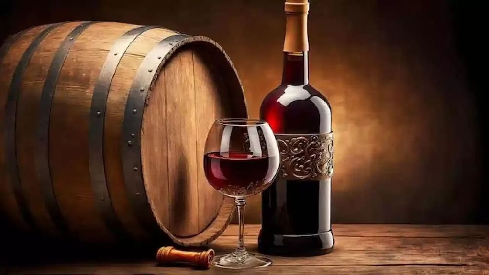 ਗਲਾਸ ਵਿੱਚ ਵਾਈਨ ਪੀਣਾ ਸਿਰਫ਼ ਇੱਕ ਪੁਰਾਣੀ ਪਰੰਪਰਾ ਨਹੀਂ ਹੈ, ਇਸਦੇ ਪਿੱਛੇ ਕੁਝ ਠੋਸ ਕਾਰਨ ਹਨ। ਬਹੁਤ ਸਾਰੇ ਲੋਕ ਸੋਚਦੇ ਹਨ ਕਿ ਵਾਈਨ ਪੀਂਦੇ ਸਮੇਂ ਕੱਚ ਦੇ ਗਿਲਾਸਾਂ ਦੀ ਵਰਤੋਂ ਸਿਰਫ਼ ਦਿਖਾਵੇ ਲਈ ਕੀਤੀ ਜਾਂਦੀ ਹੈ। ਪਰ ਮਾਹਿਰਾਂ ਦੇ ਅਨੁਸਾਰ, ਇਸ ਪਿੱਛੇ ਸਿਰਫ਼ ਸੁੰਦਰਤਾ ਨਹੀਂ ਹੈ, ਸਗੋਂ ਵਿਗਿਆਨ, ਸਫਾਈ ਅਤੇ ਸ਼ਰਾਬ ਦੇ ਅਸਲ ਸੁਆਦ ਦਾ ਅਨੁਭਵ ਕਰਨ ਦਾ ਰਾਜ਼ ਵੀ ਹੈ।