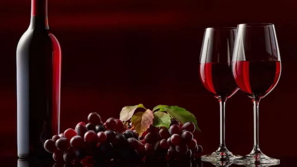 ਪਲਾਸਟਿਕ ਜਾਂ ਧਾਤ ਦੇ ਭਾਂਡਿਆਂ ਵਿੱਚ ਸ਼ਰਾਬ ਨਾ ਪਰੋਸਣ ਦਾ ਇੱਕ ਹੋਰ ਮਹੱਤਵਪੂਰਨ ਕਾਰਨ ਹੈ। ਕੱਚ ਇੱਕ ਗੈਰ-ਪੋਰਸ ਸਮੱਗਰੀ ਹੈ। ਸ਼ੀਸ਼ੇ ਦੀ ਸਤ੍ਹਾ 'ਤੇ ਕੋਈ ਸੂਖਮ-ਪੋਰਸ ਨਹੀਂ ਹੁੰਦੇ। ਇਹ ਬੈਕਟੀਰੀਆ ਜਾਂ ਬਦਬੂ ਨੂੰ ਨਹੀਂ ਲੁਕਾਉਂਦਾ। ਨਾਲ ਹੀ, ਸ਼ੀਸ਼ੇ ਨੂੰ ਆਸਾਨੀ ਨਾਲ ਅਤੇ ਚੰਗੀ ਤਰ੍ਹਾਂ ਸਾਫ਼ ਕੀਤਾ ਜਾ ਸਕਦਾ ਹੈ।